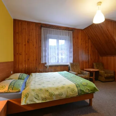 Quarto em Acomodações Particulares DOM TURYSTÓW- tanie pokoje z łazienkami w centrum Karpacza niedaleko deptaka, bezpłatny parking, kuchnia, cicha okolica, WiFi, obok tanie obiady - zestaw 35 zł Karpacz